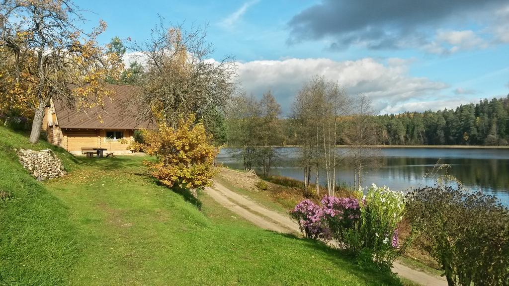 Ezerkalni Villa Raiskums Eksteriør bilde